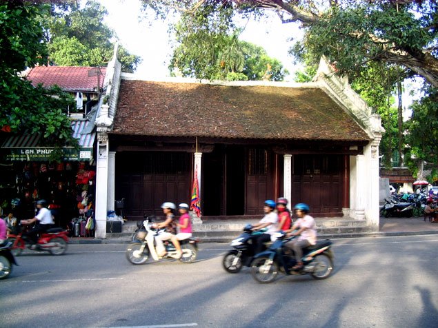 Tráfico de motos a todas horas en Hanoi