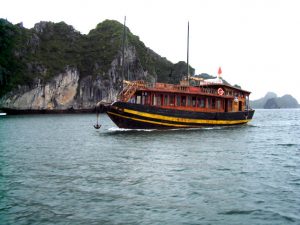 barco bahía de Halong