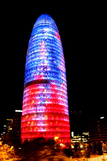 Torre Agbar iluminada 