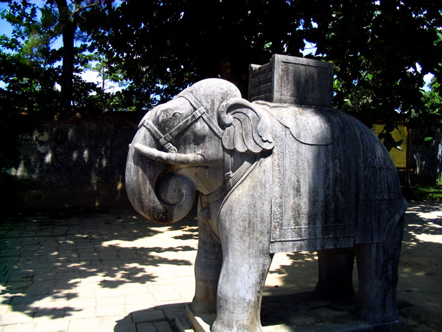 Elefante de piedra en tumba de Dong Khanh
