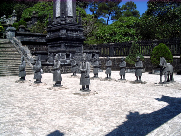 Estatuas custodiando la entrada
