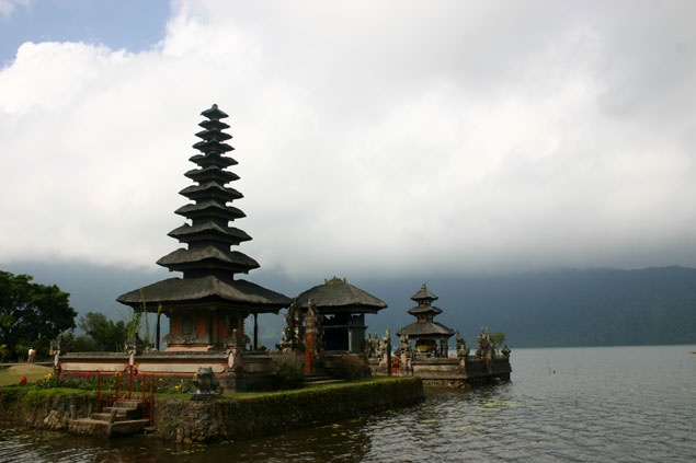 Templo unido al lago