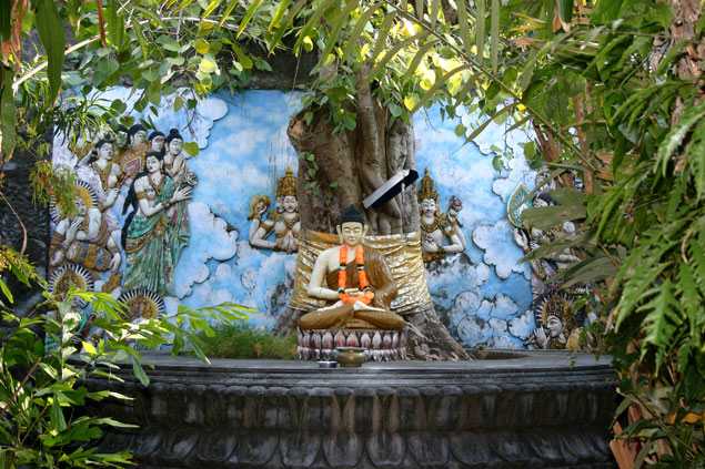 Imagen de Buda bajo el árbol sagrado