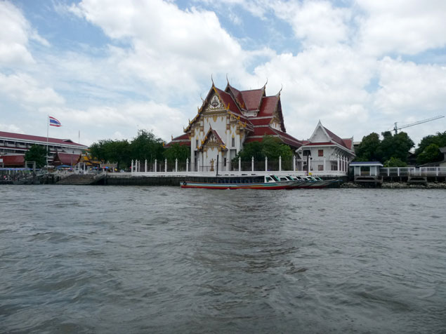 Templo en el río Chao Phraya