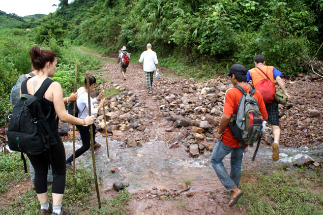 Cruzando riachuelo en trekking por Luang Nam Tha