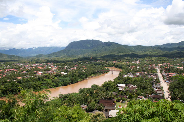 Vistas de la ciudad desde la cima de Phu Si