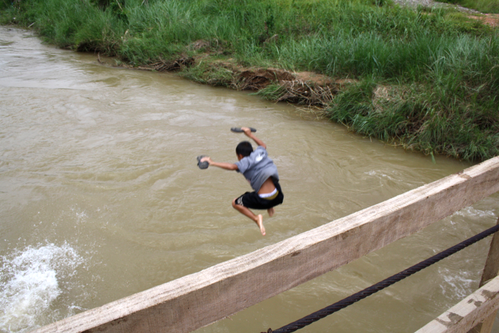 Niño saltando al río en Vang Vieng