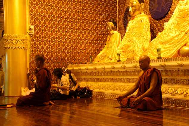 Monjes orando , shwedagon paya