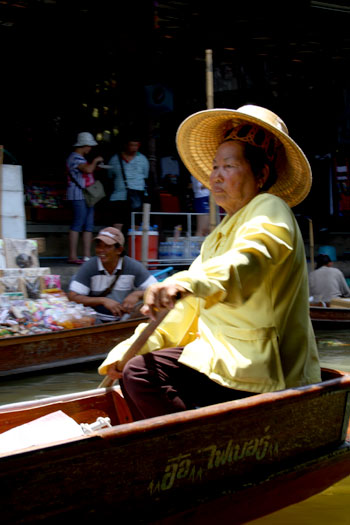 Mujer tailandesa "navegando" por el canal