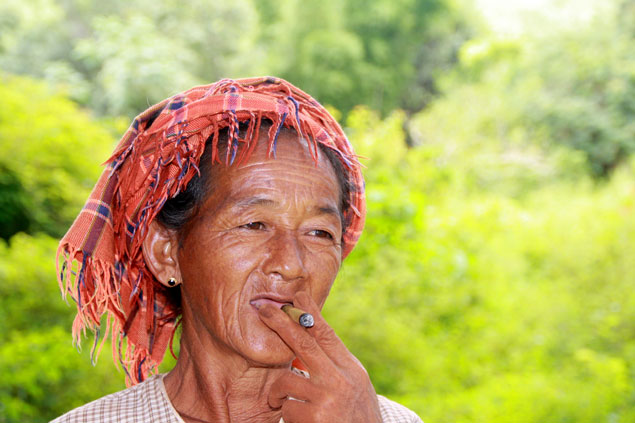 Anciana fumando