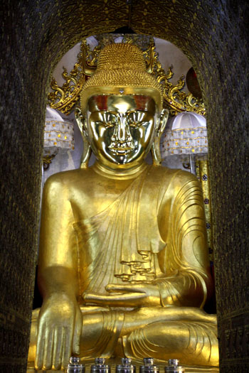 Buda dorado en el templo de la ciudad
