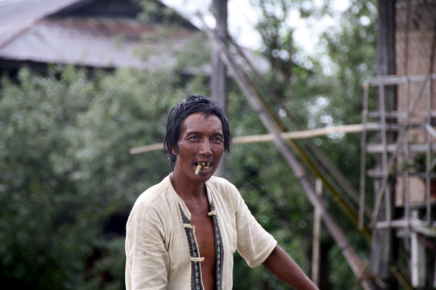 Pescador fumando tabaco de local