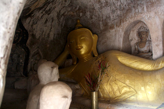 Buda dorado en el interior de cuevas budistas