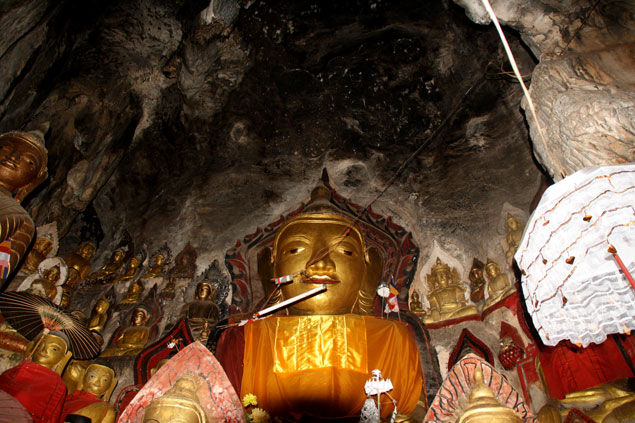 Buda en el interior de cuevas budistas