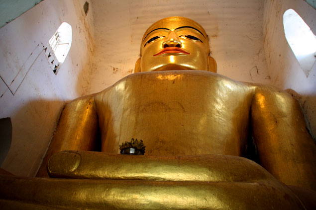 Uno de los tres enormes Budas sedentes
