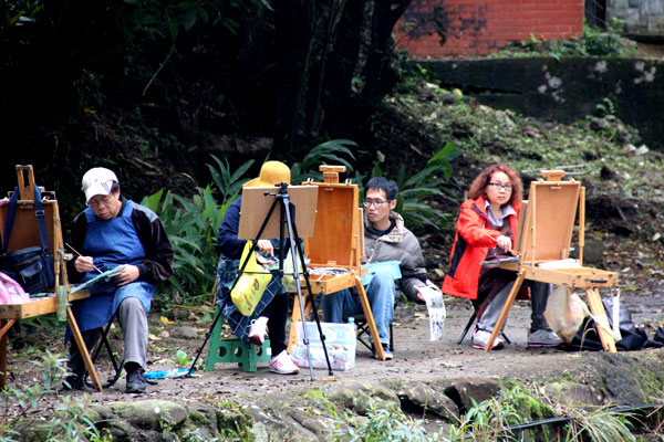Pintores delante de la cascada Shifen