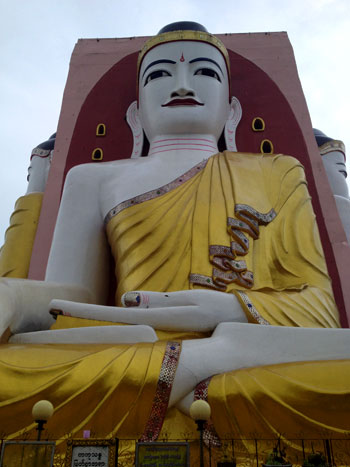 Imagen de uno de los enormes Budas blancos