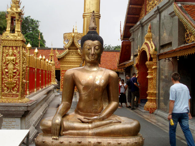 Escultura dorada de Buda entre los 10 lugares que ver en Chiang Mai