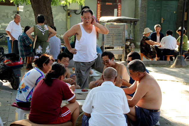 Grupo de ancianos jugando a cartas