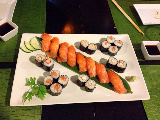 Plato de Sushi con makis