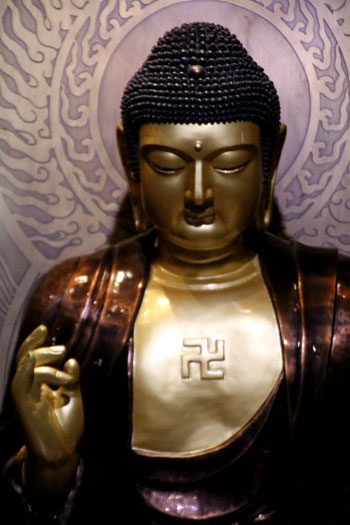 Figura budista con la cruz gamada