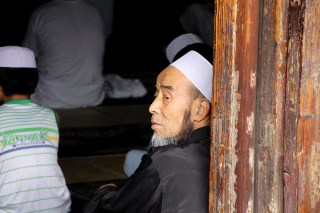 Hombre hui en el interior de la Gran Mezquita