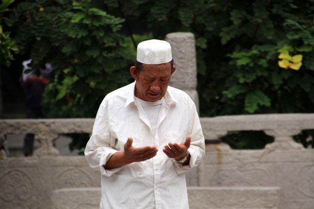 Hombre rezando en la Gran Mezquita