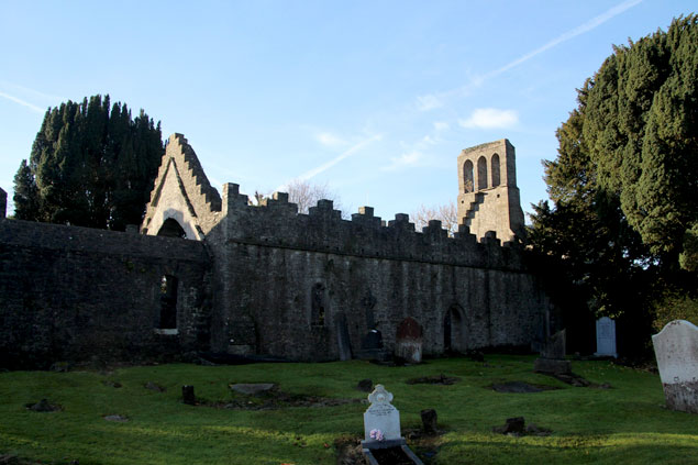 Iglesia rodeada por el cementerio