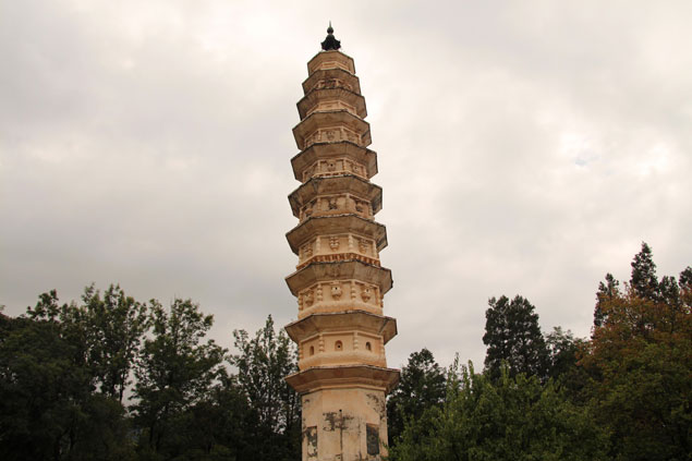 Una de las pagodas laterales