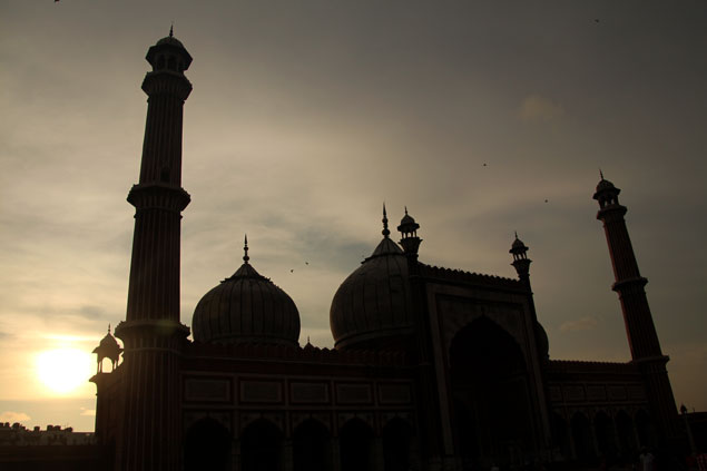 Atardecer en la Mezquita de Jama Masjid , itinerario por la India