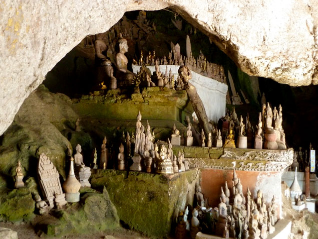 Budas dentro de las cuevas