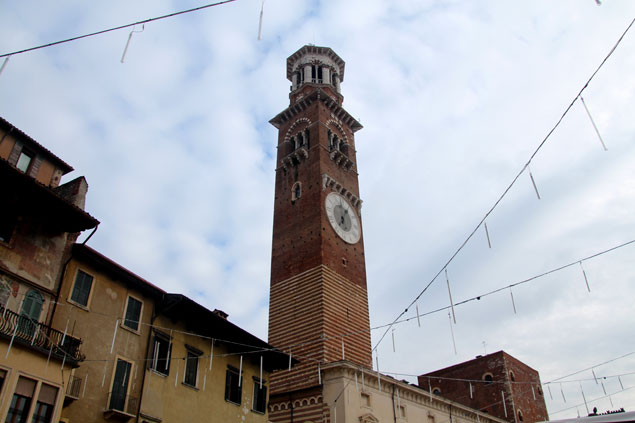 Torre Lamberti en la Pizza delle Erbe