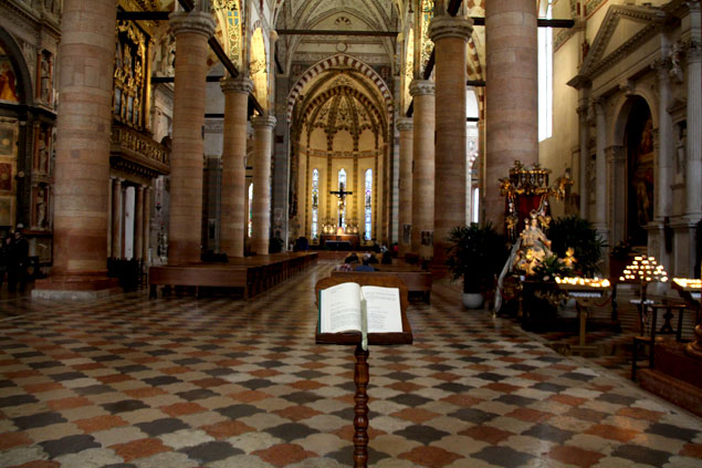 Interior de la Basílica de Santa Anastasia