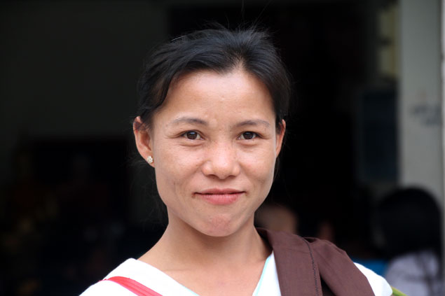 Mujer de origen birmano sonriendo