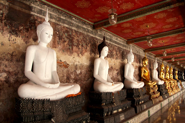 Budas en los pórticos que rodean al Wat Suthat