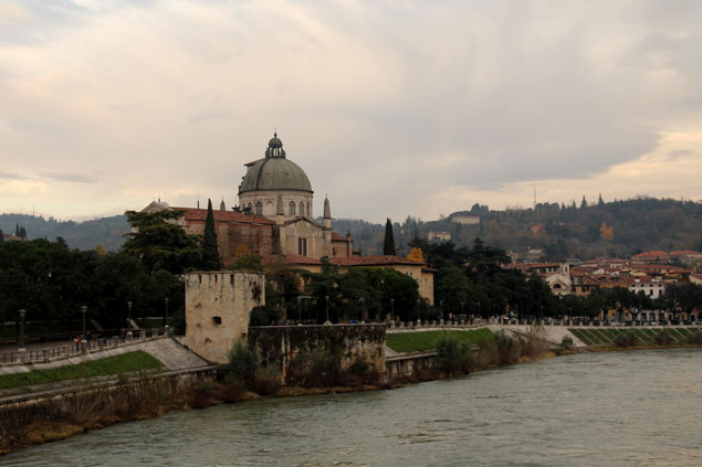 San Giorgio in Braida desde el río Adige