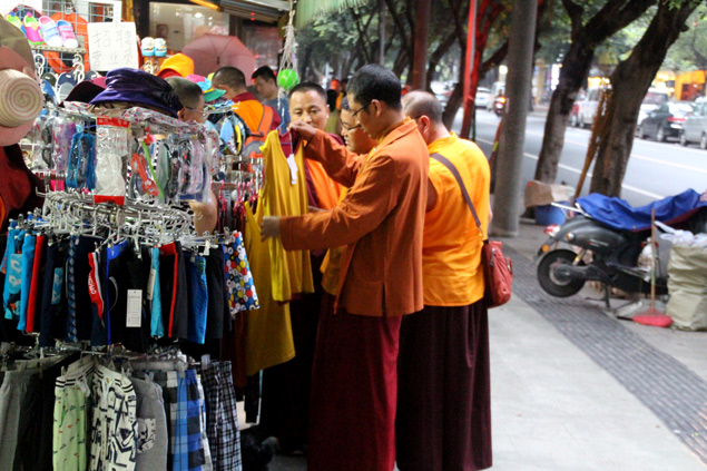 Monjes de compras en el barrio tibetano 