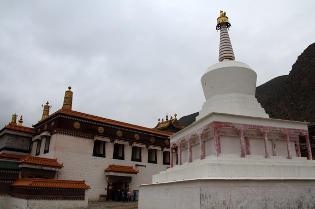 Monasterio de Labrang , entre oraciones y estupas