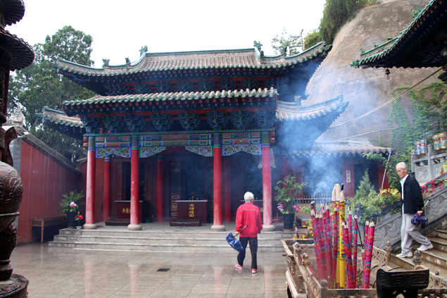 Incienso en Templo de la pagoda blanca