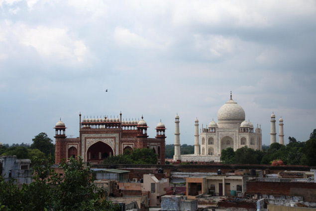 Vistas del Taj Mahal desde una azotea en la zona de Taj Ganj en Agra