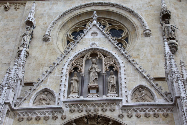 Detalles de la fachada de la Catedral de Zagreb