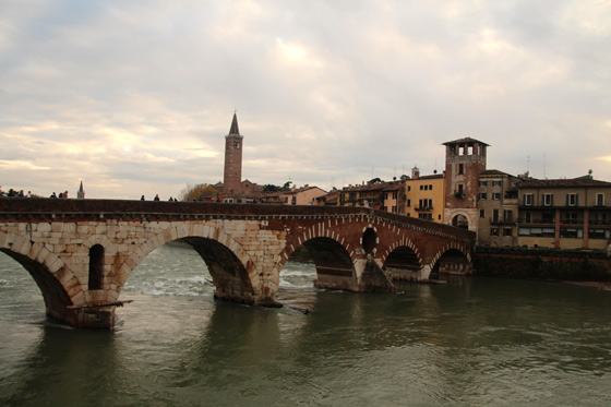 El Puente viejo , sobre el río Adige