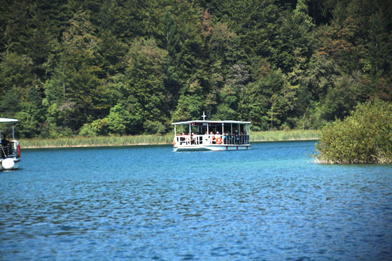 Barco por el lago central de los Lagos Plitvice