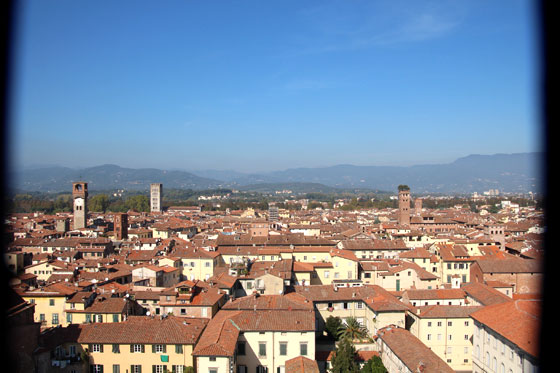 Vistas de Lucca , al fondo a la izquierda la Torre de la hora , al fondo a la derecha el Palacio Guinigi