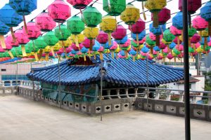 Templo en Suwon, lleno de adornos