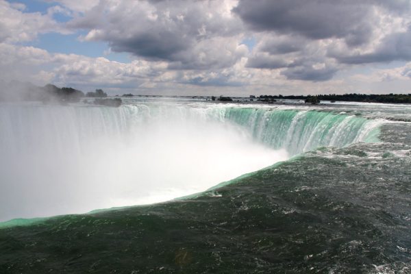 impresionante caudal de agua en el Niagara