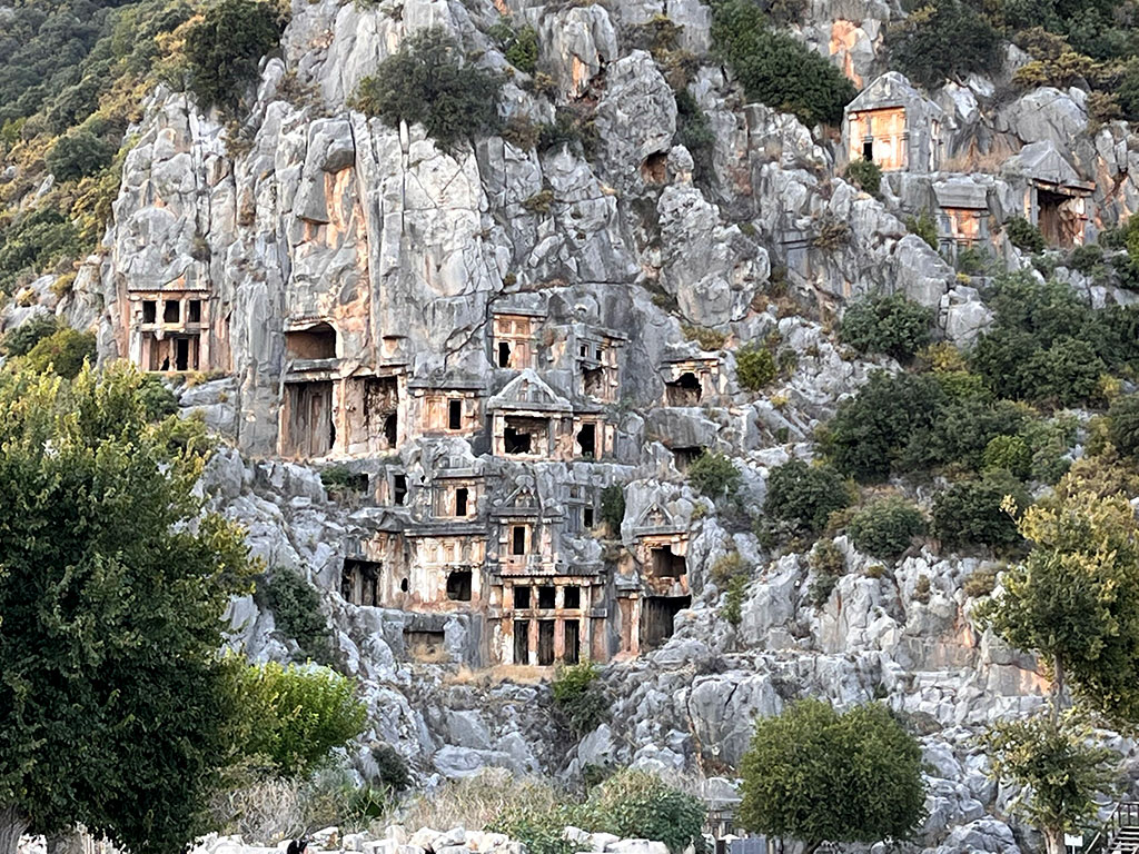 Myra Turquía... tumbas licias excavadas en la roca
